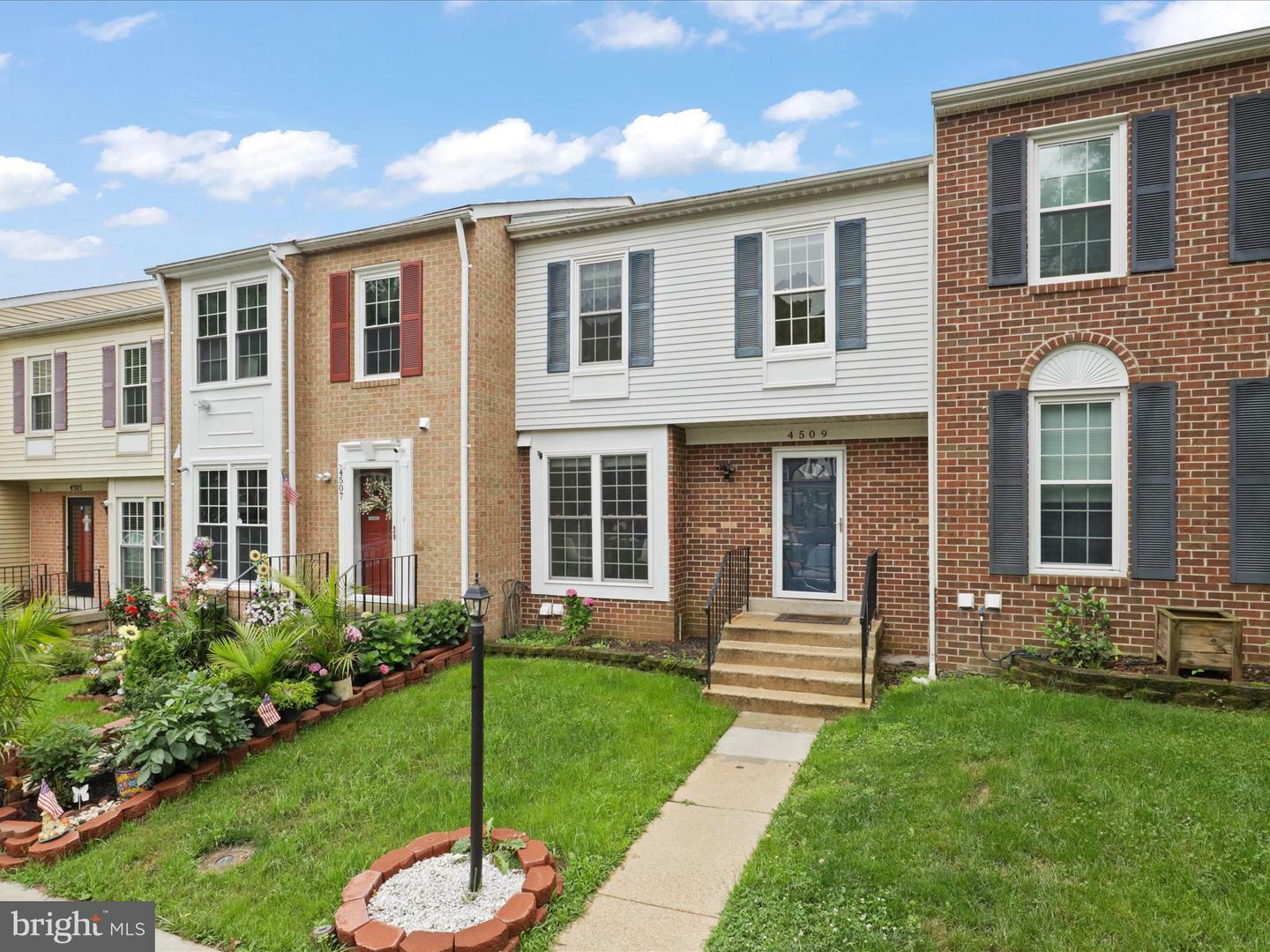 Property Photo: 4509 Canary Court VA 22193
