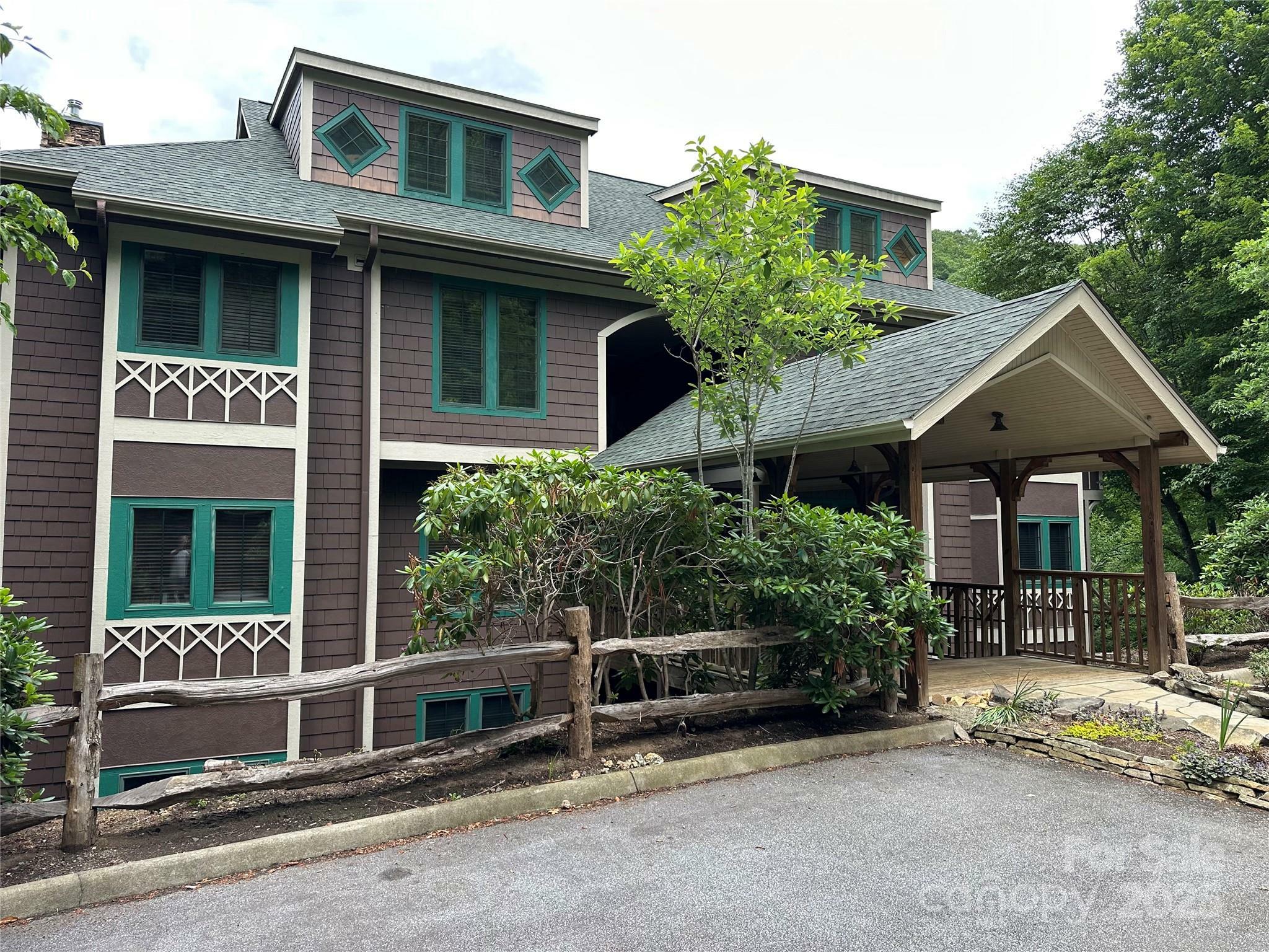 Property Photo: 222 Creekside Way NC 28714