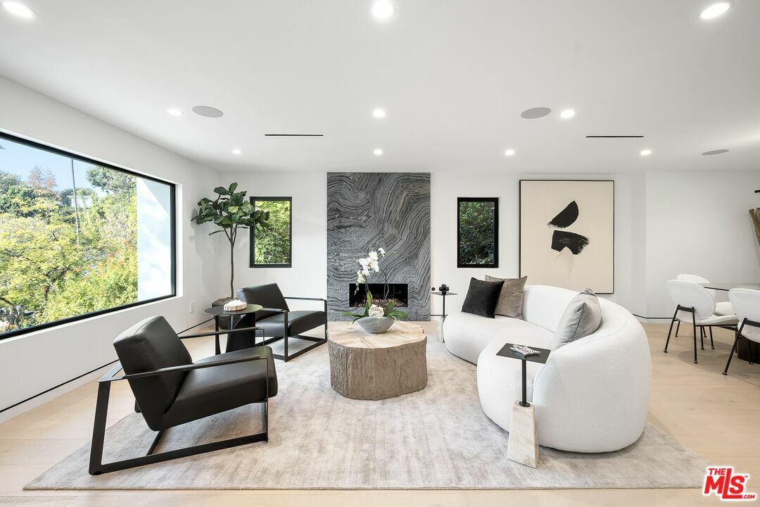 Property Photo: 3290 N Knoll Dr CA 90068