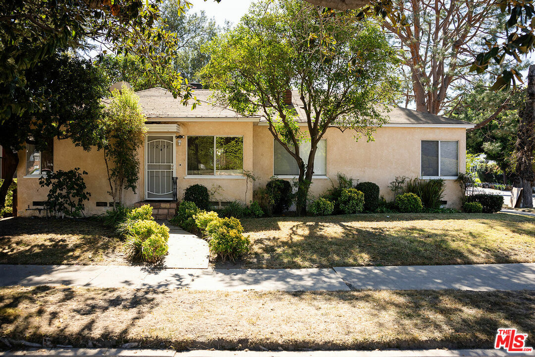 Property Photo: 10454 Moorpark St CA 91602