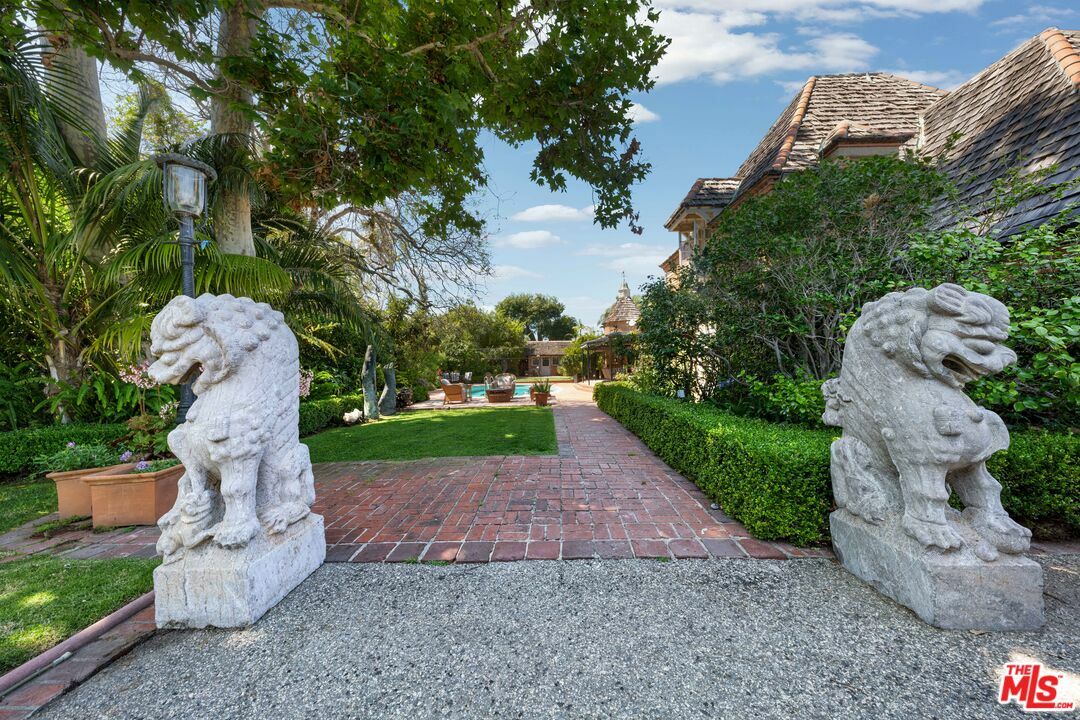 Property Photo: 120 Larkin Pl CA 90402