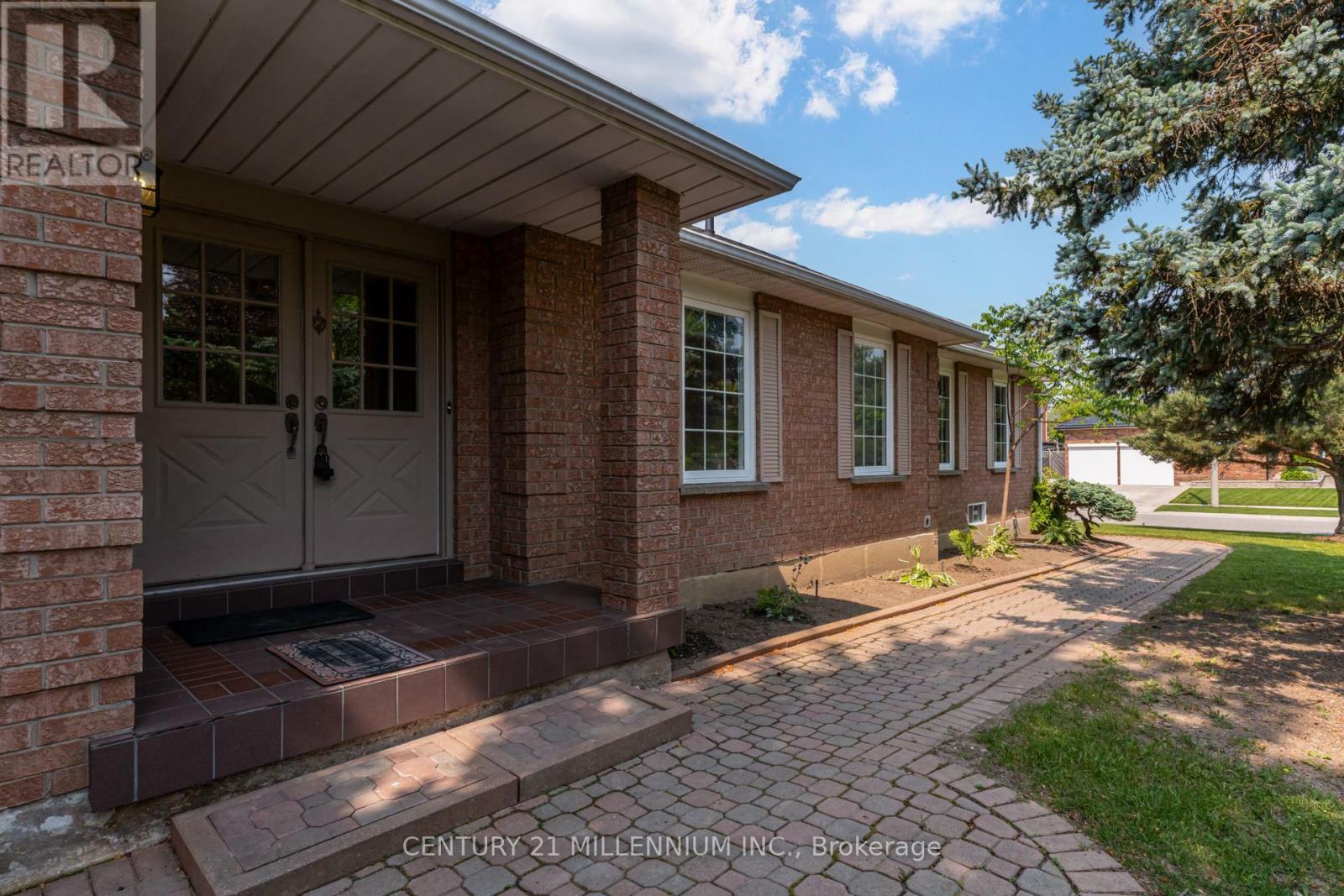 Property Photo: 1572 Cartier Court ON L5M 4B3