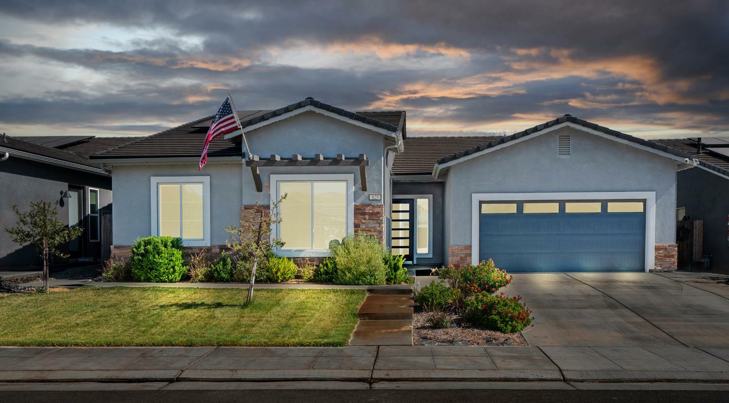 Property Photo: 825 Spring Street W CA 93636