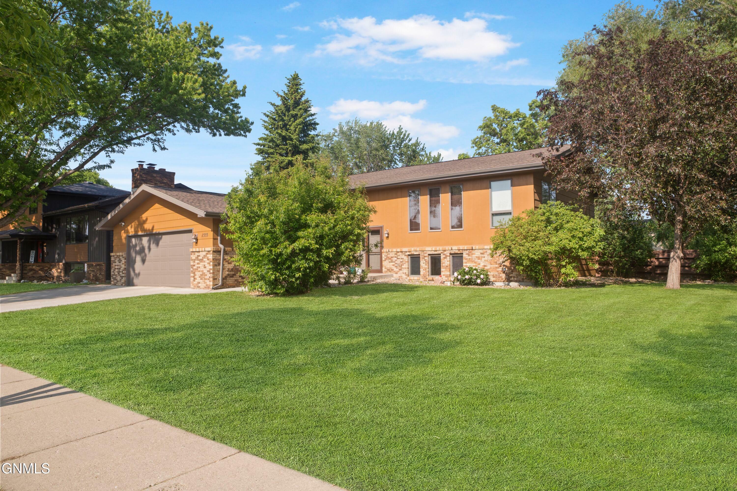 Property Photo:  1555 Wichita Drive  ND 58504 