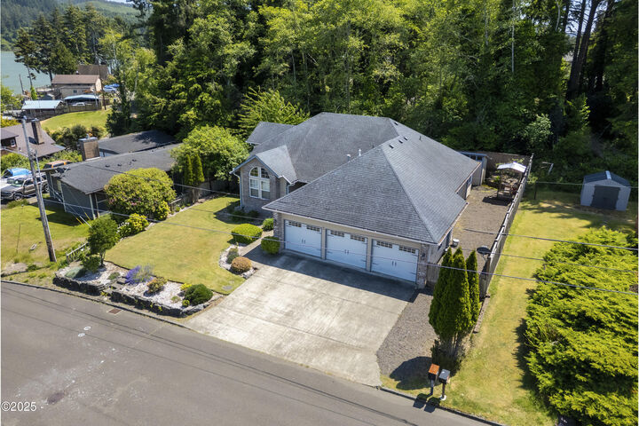 Property Photo:  3200 NE 30th Drive  OR 97365 