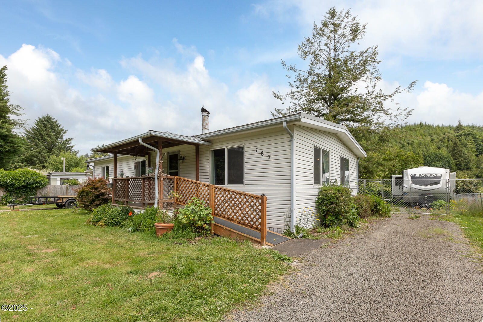 Property Photo: 787 N River Bend Road OR 97368