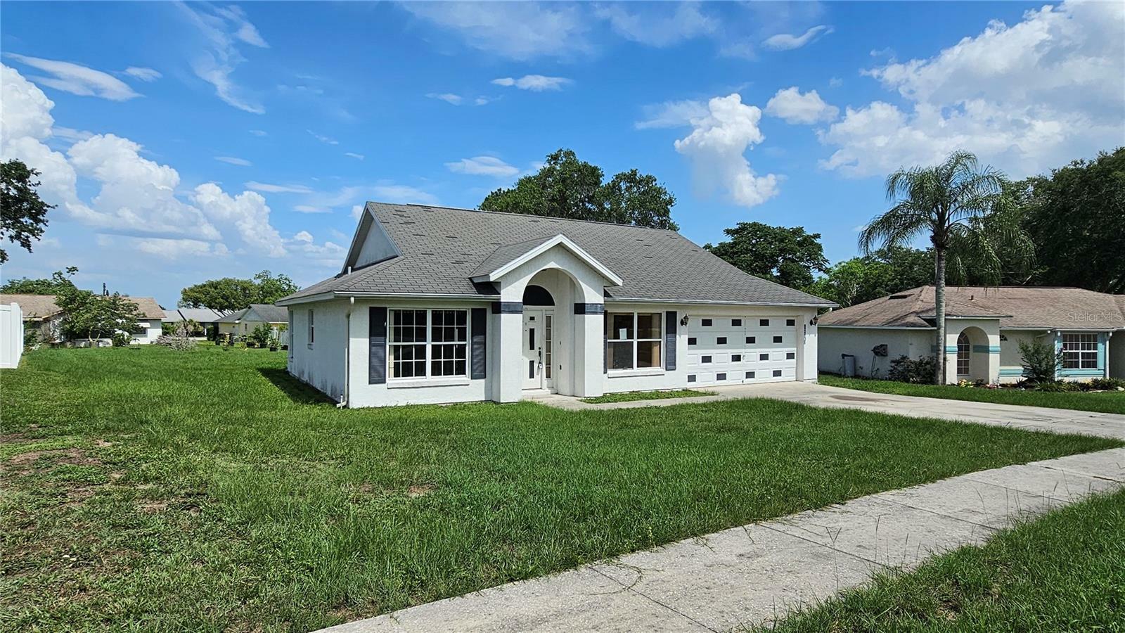 Property Photo: 12512 Draw Dr Drive FL 32735