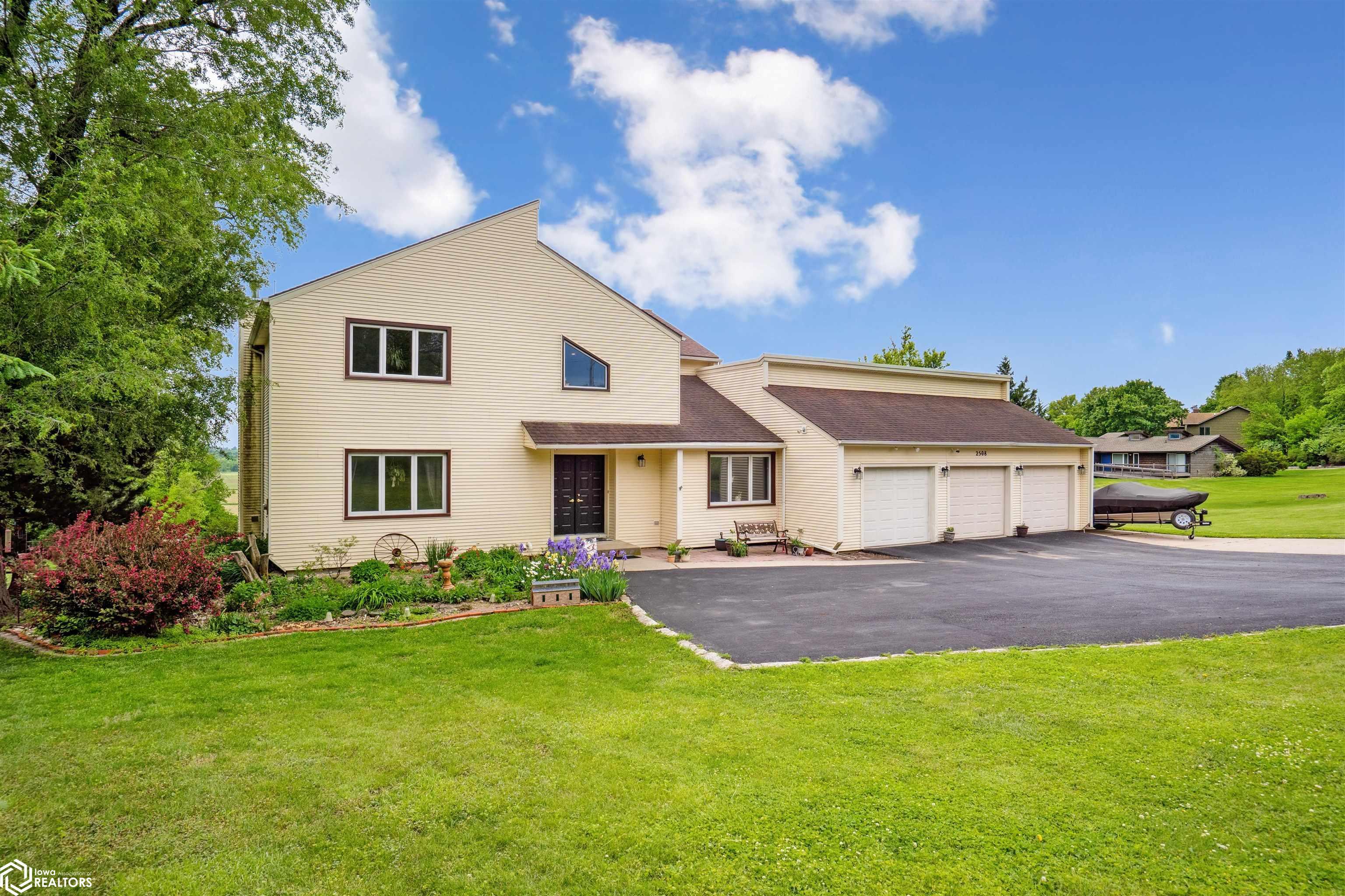 Property Photo: 2508 W Lincoln Way IA 50158