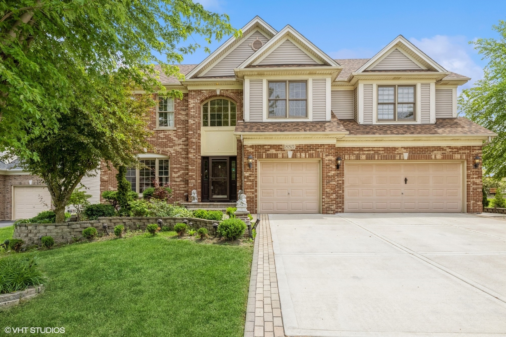 Property Photo: 885 Tipperary Street IL 60136