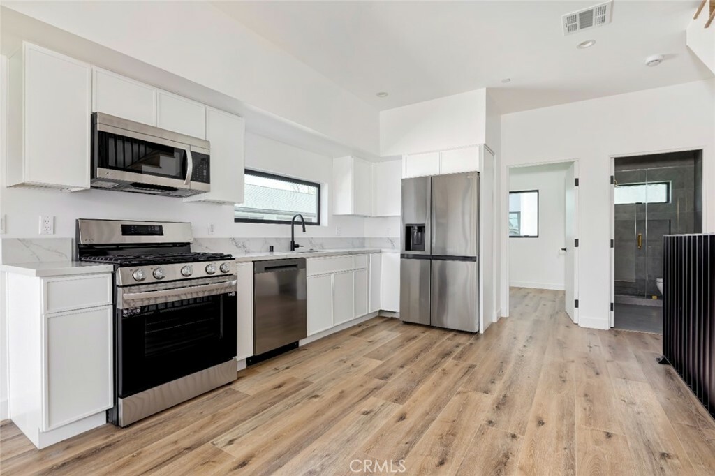 Property Photo: 6128 Hazeltine Avenue 1 CA 91401