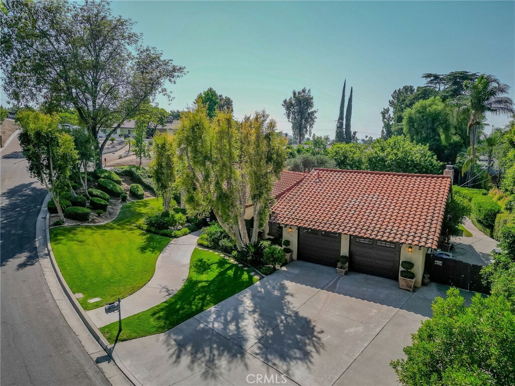 Property Photo: 2033 Benbow Place CA 92506