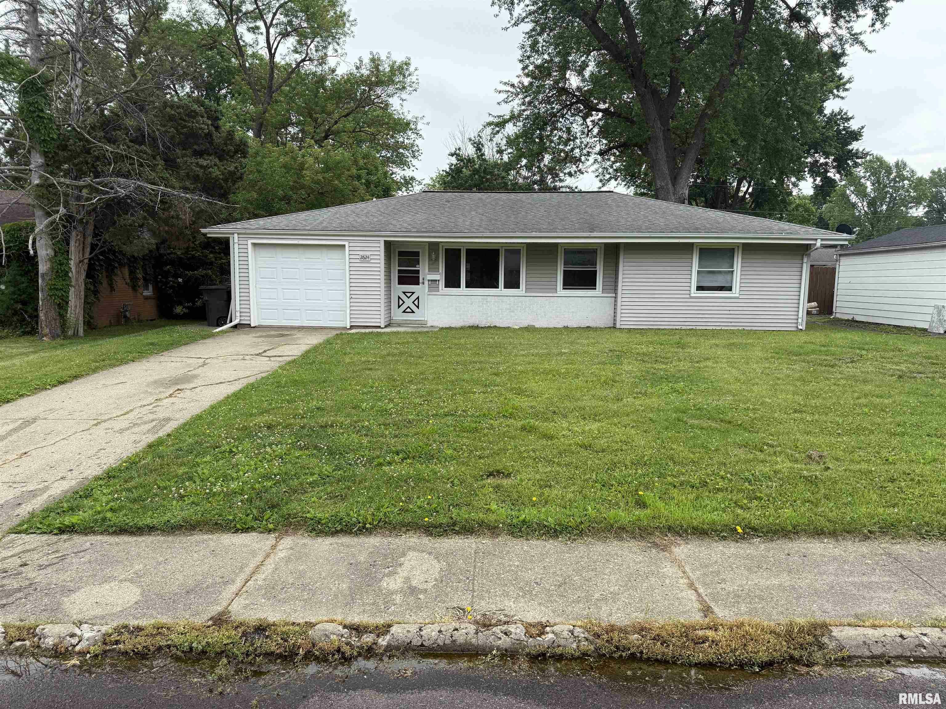 Property Photo: 2624 N Renwood Avenue IL 61604