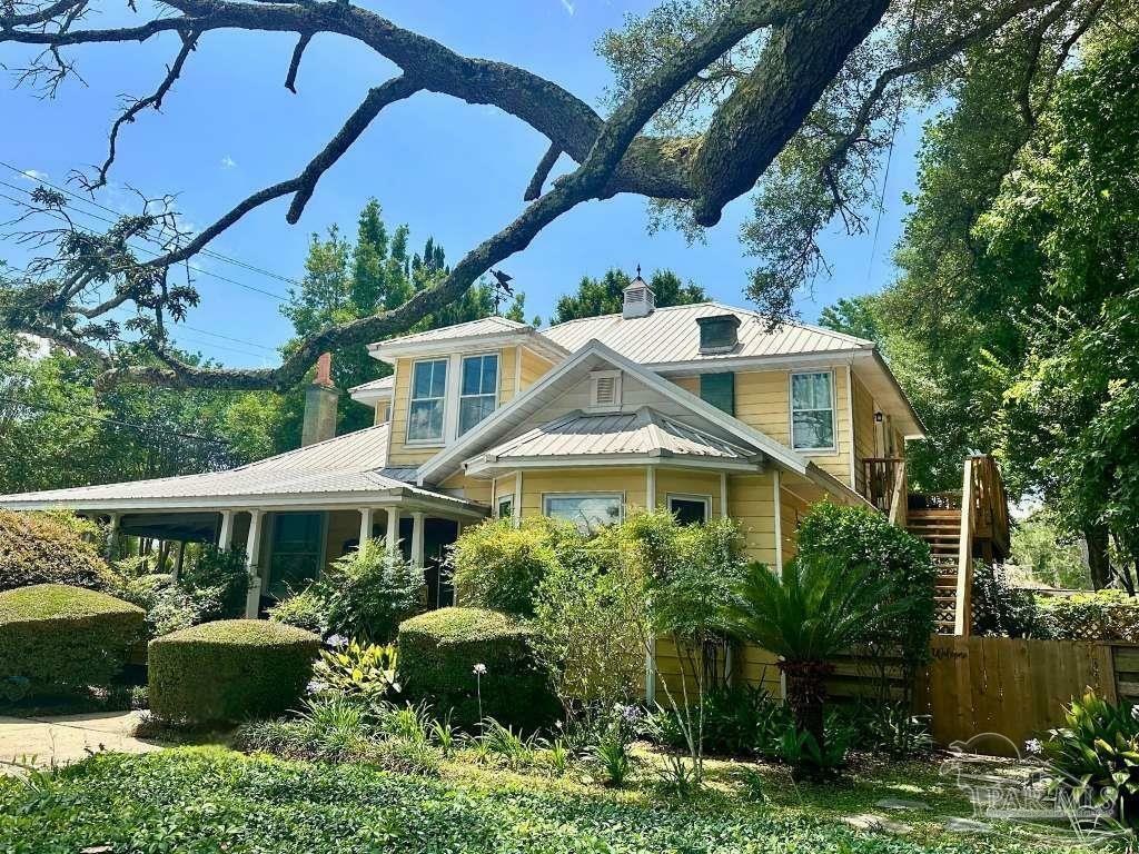 Property Photo: 1519 E Desoto St FL 32501