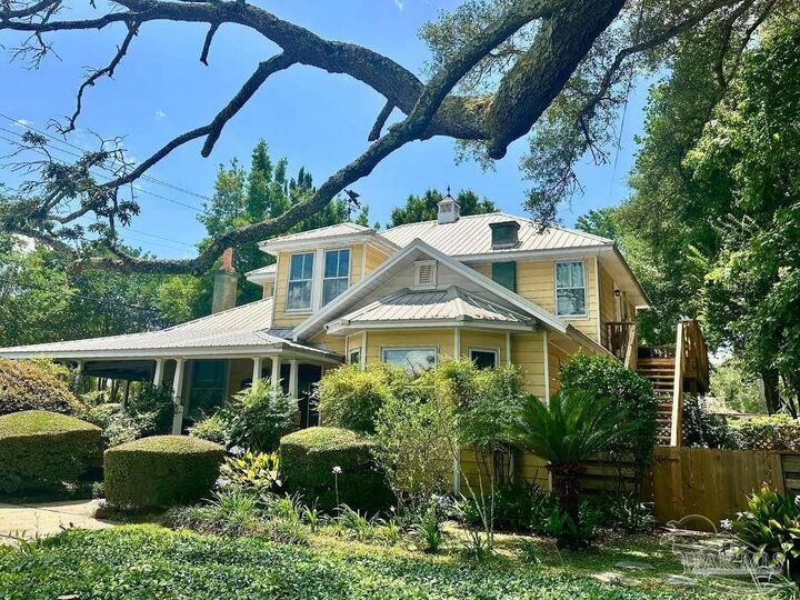 Property Photo:  1519 E Desoto St  FL 32501 