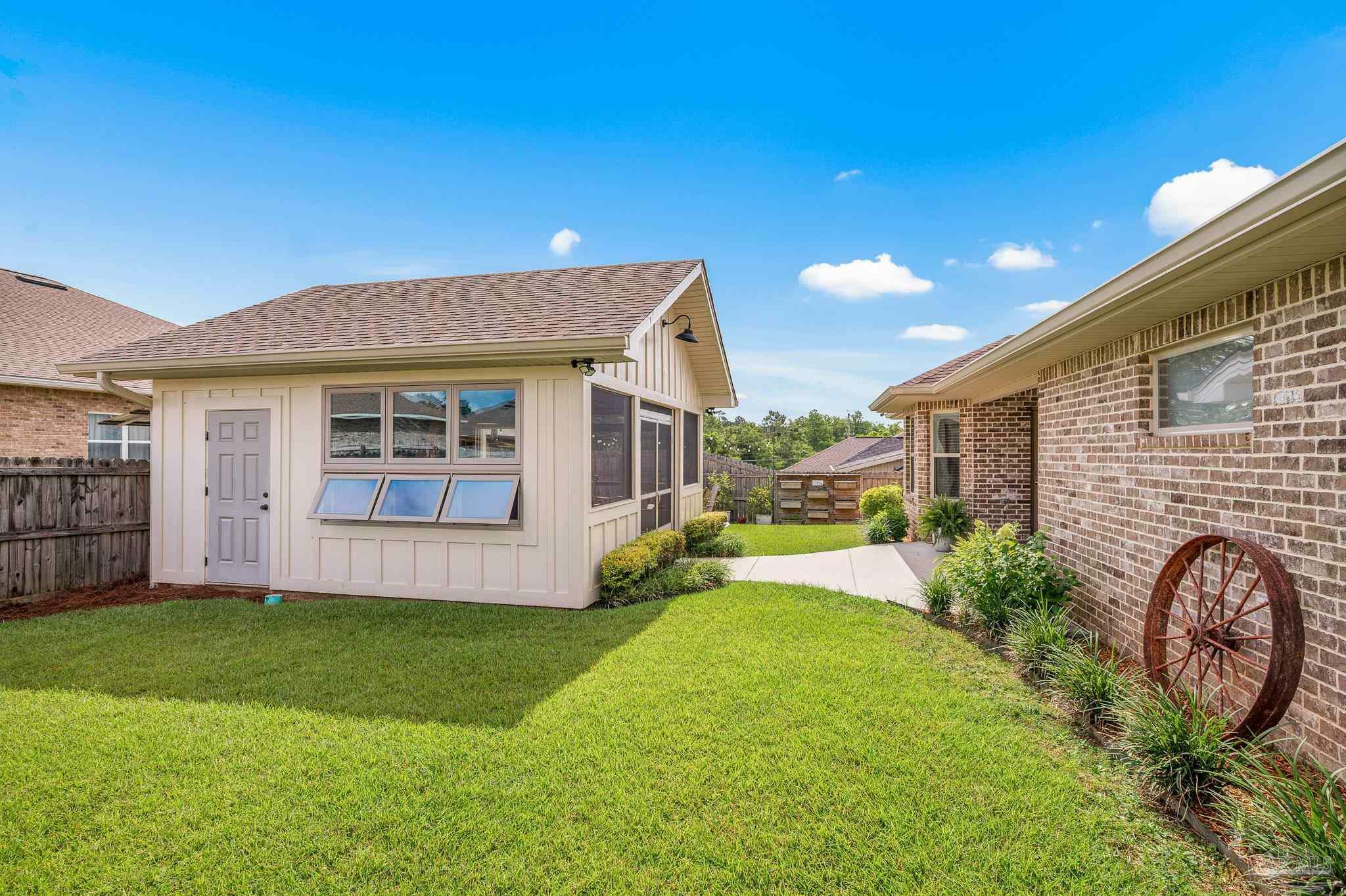 Property Photo: 2394 Bentley Oaks Dr FL 32533