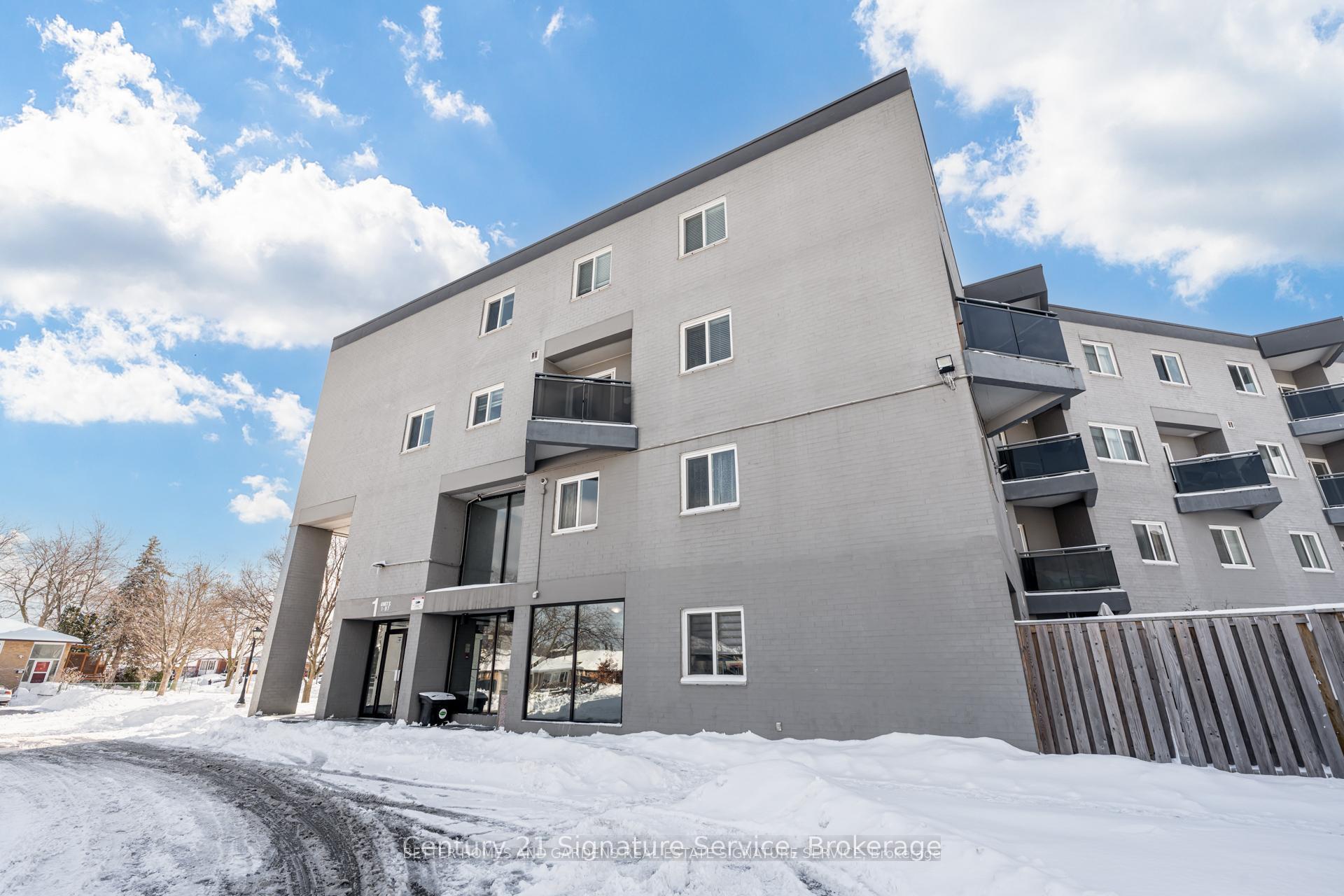 Property Photo:  2001 Bonnymede Drive 15  ON L5J 4H8 