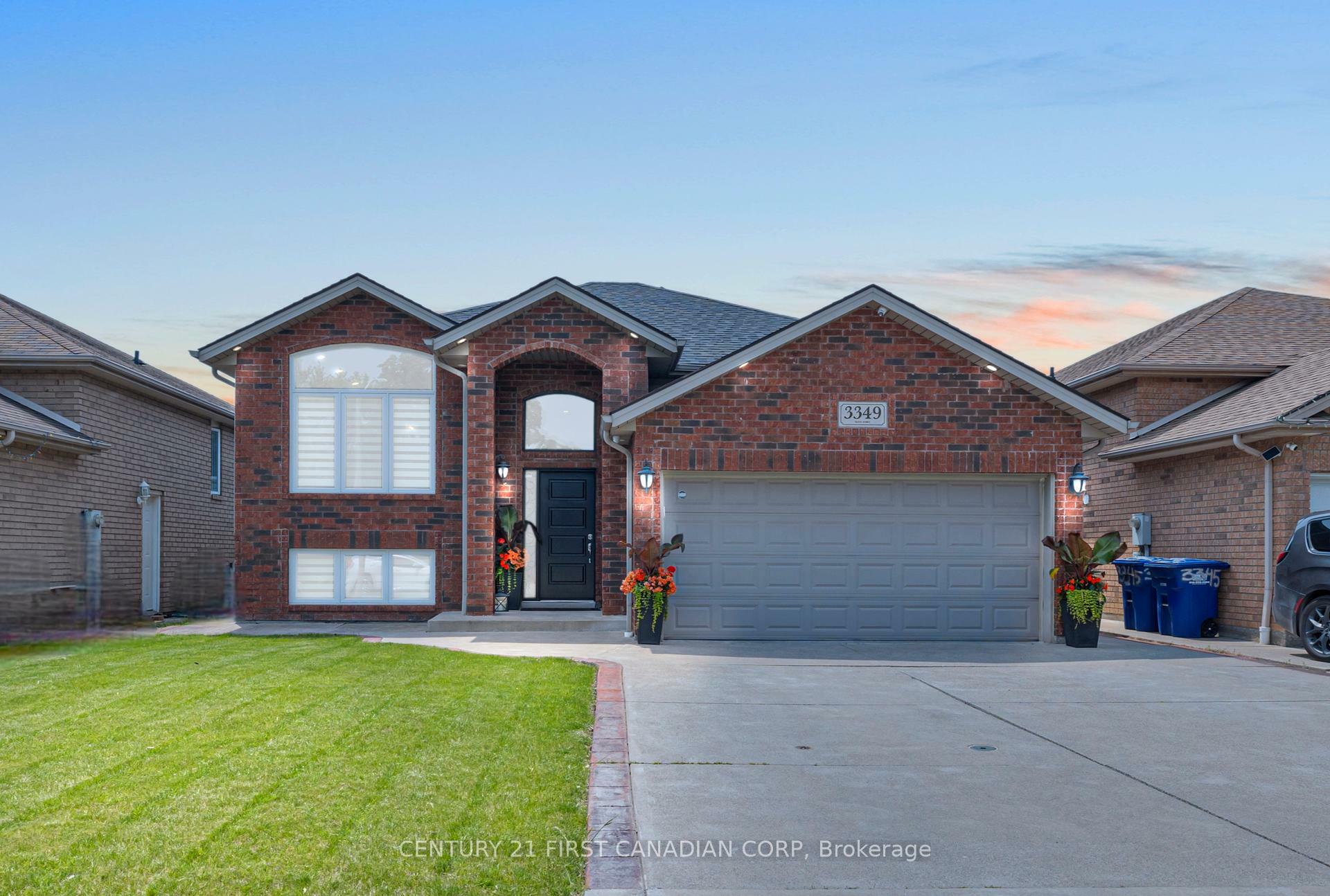 Property Photo: 3349 Woodward Boulevard ON N2W 2Y7