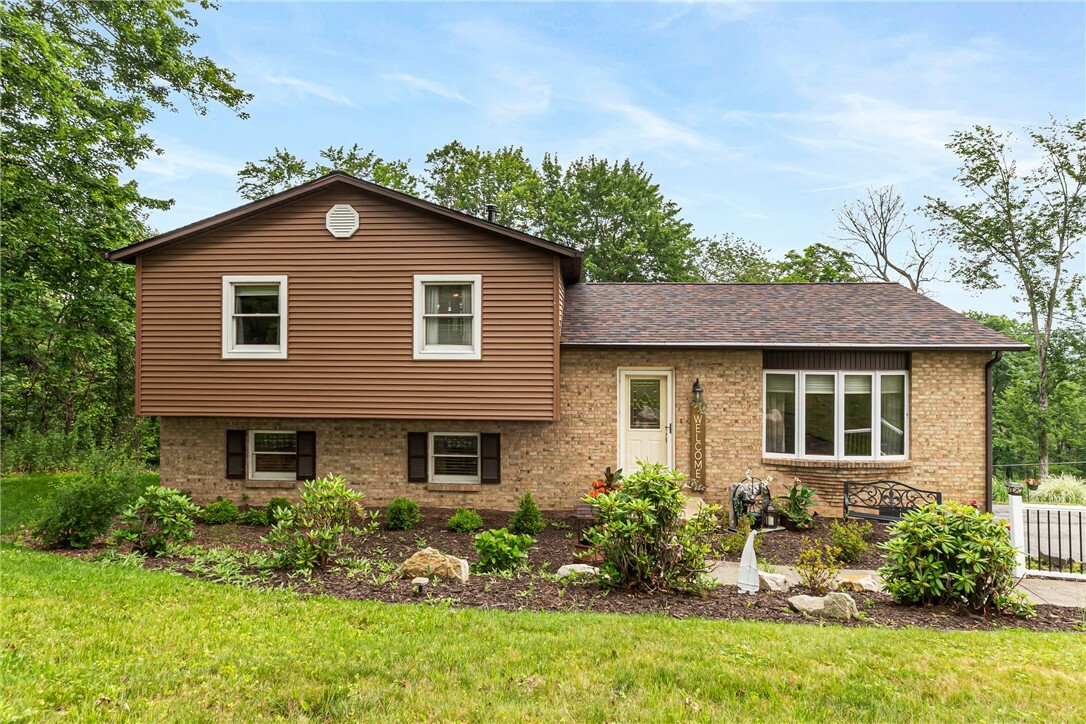 Property Photo: 223 Horseshoe Dr PA 16046