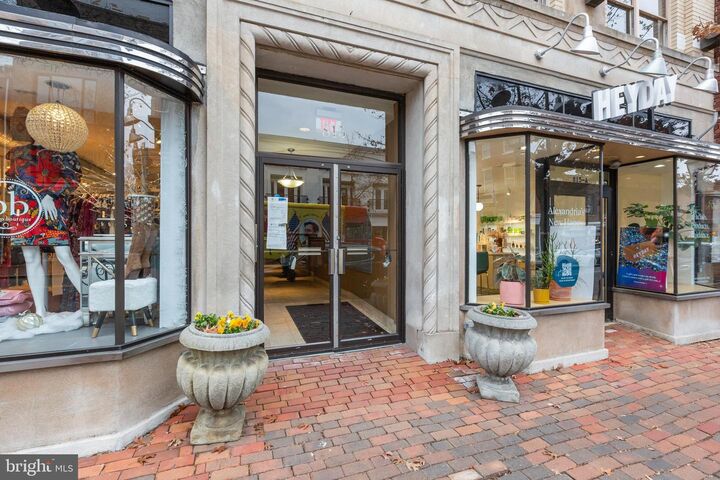 Property Photo:  815 King Street 4E  VA 22314 