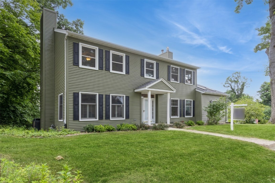 Property Photo: 1916 Oak Knolls Ct SE IA 52403