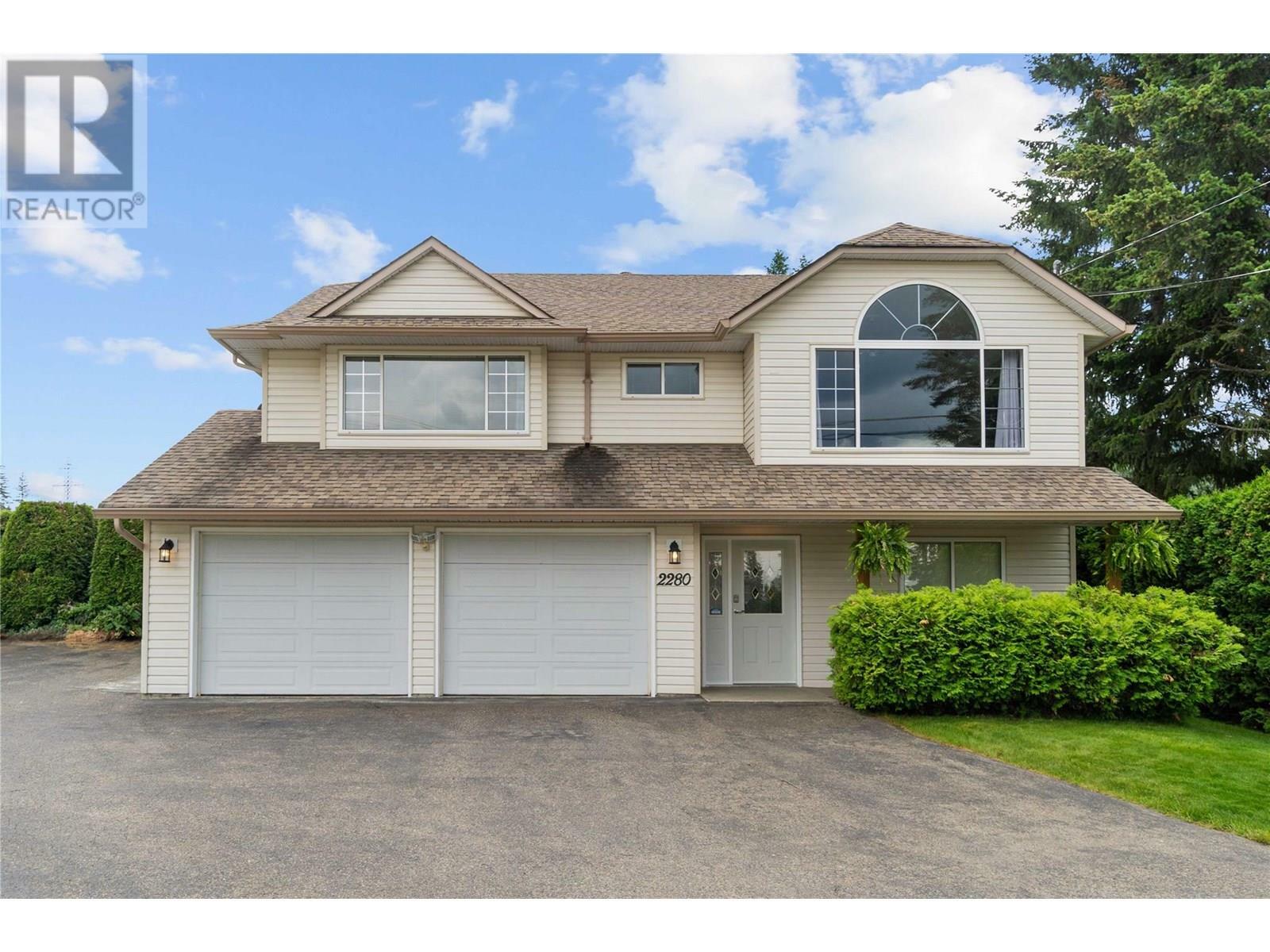 Photo de la propriété: 2280 10 Avenue Southeast BC V1E 2J4