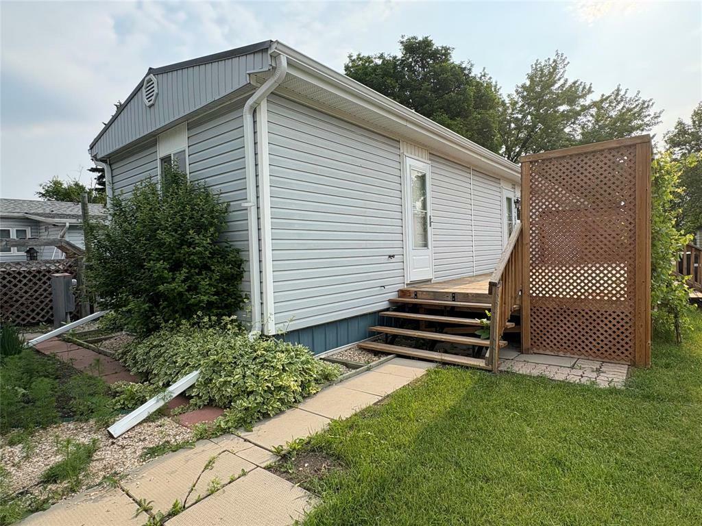Property Photo: 38 Cruise Crescent MB R7N 3A6