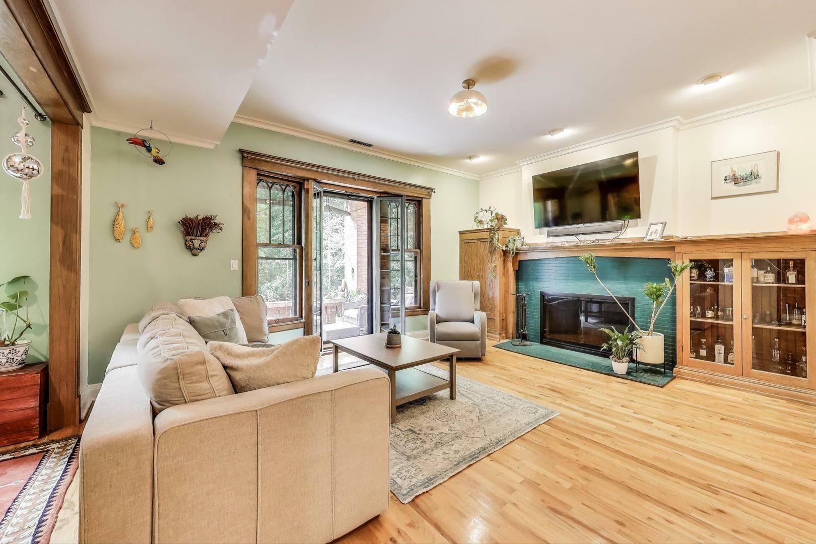 Property Photo: 4611 N Magnolia Avenue 2 IL 60640