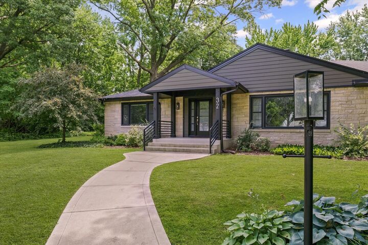 Property Photo: 32 Greencroft Drive IL 61821