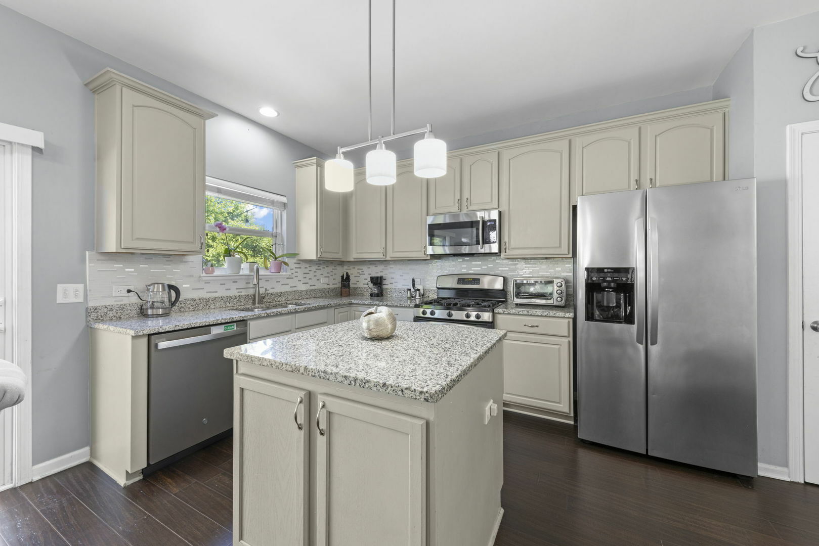 Property Photo: 2503 Red Hawk Ridge Court IL 60503