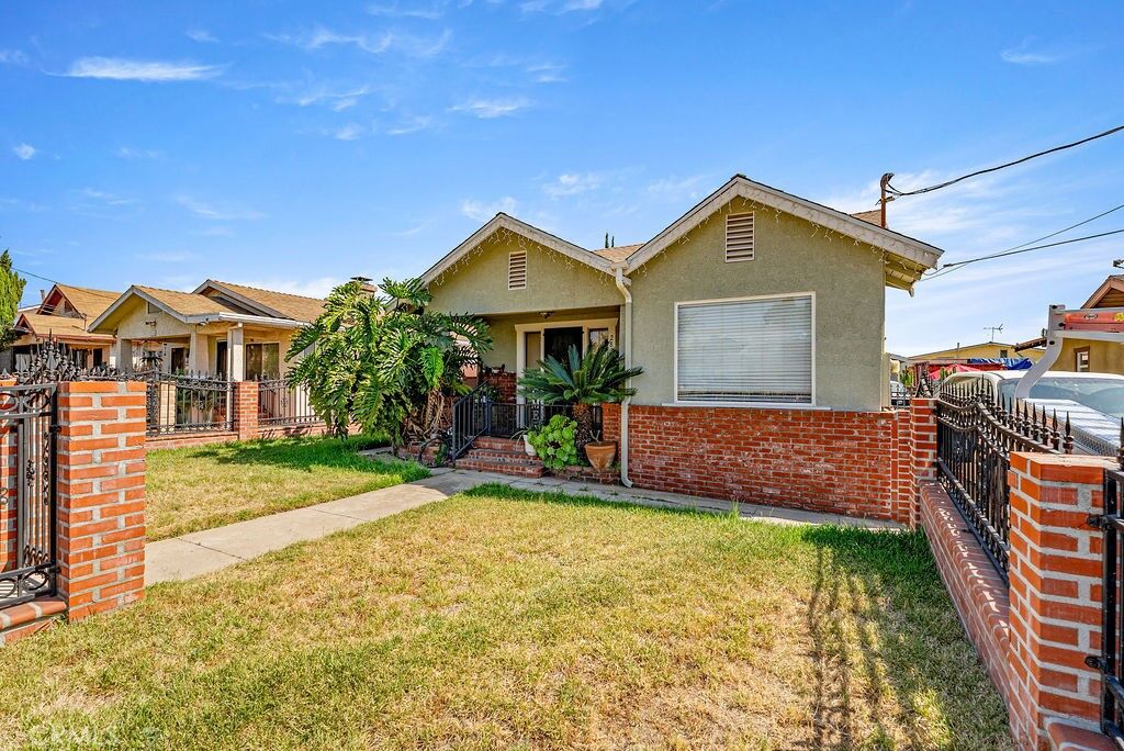 Property Photo:  2820 E 6th Street  CA 90023 