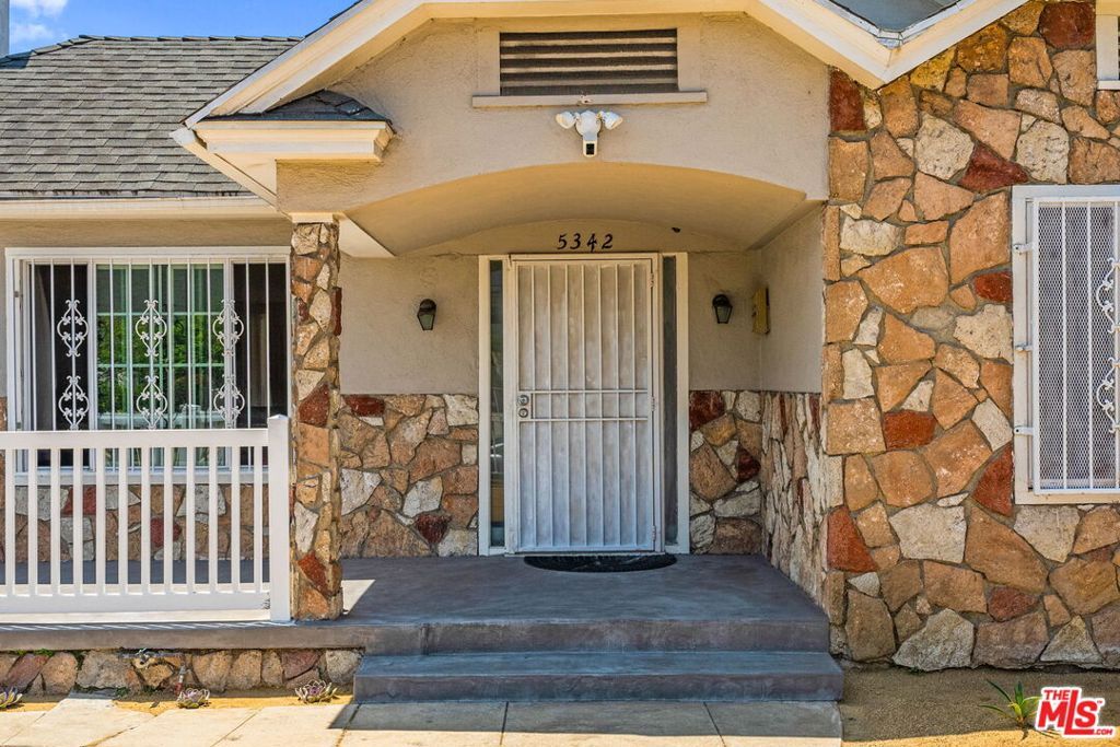 Property Photo: 5342 Lemon Grove Avenue CA 90038