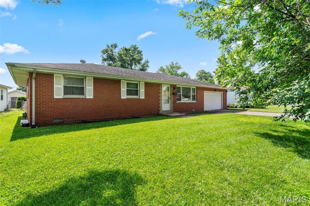 Property Photo: 31 Moorland Drive IL 62040