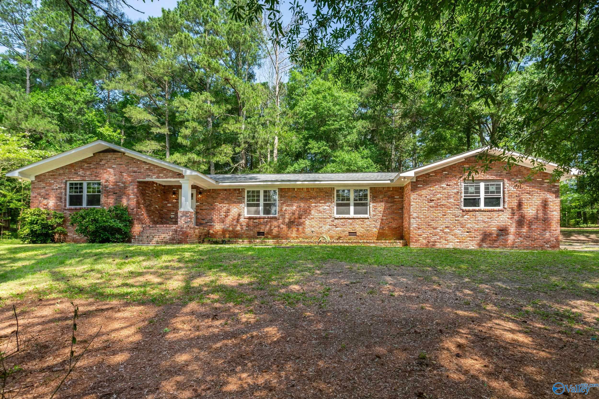 Property Photo: 2810 Mountain View Drive AL 35907