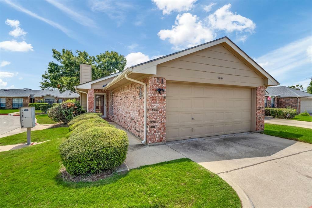 Property Photo:  1916 Maplewood Trail  TX 76034 