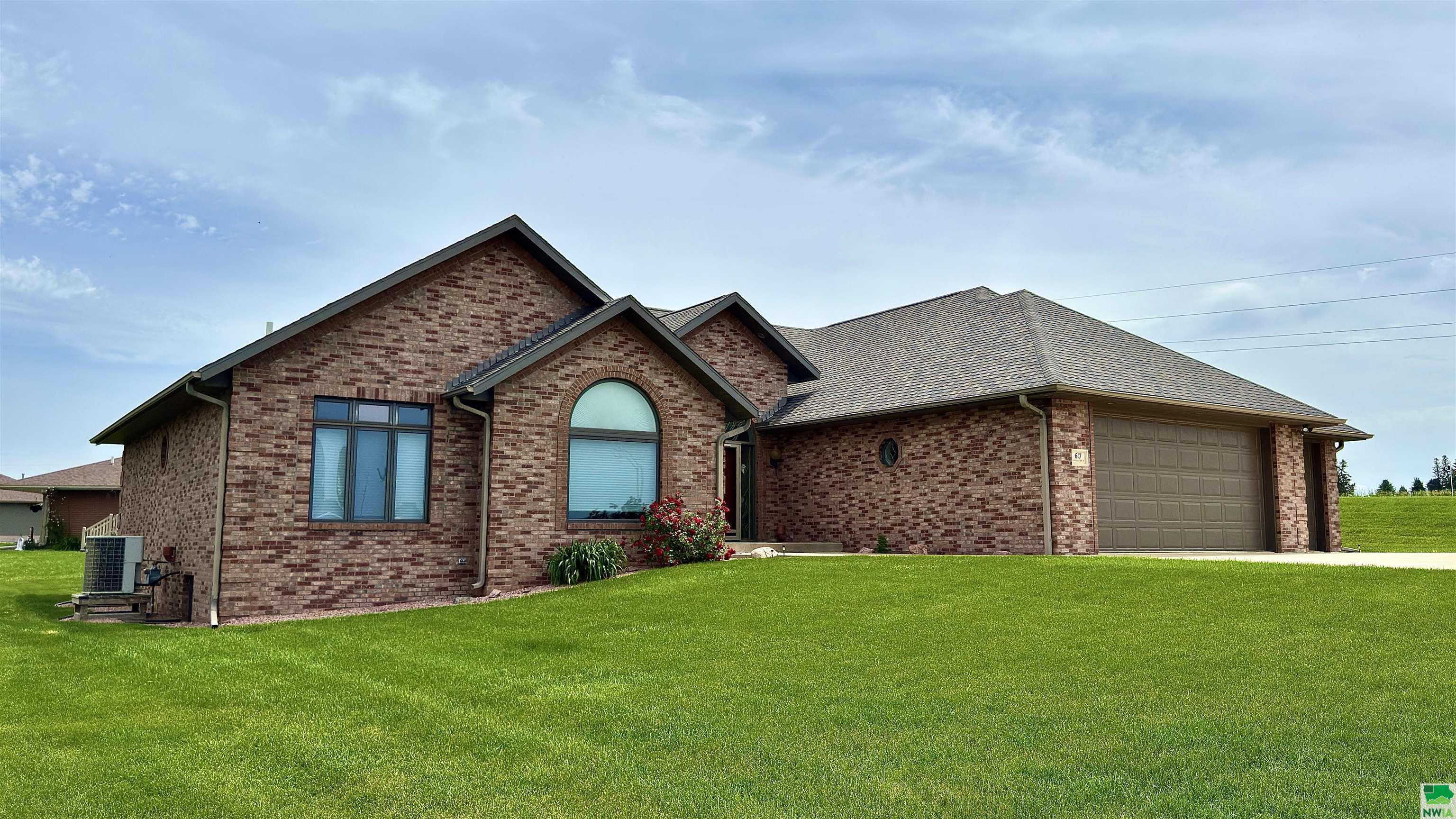 Property Photo: 617 Country Club Street IA 51050