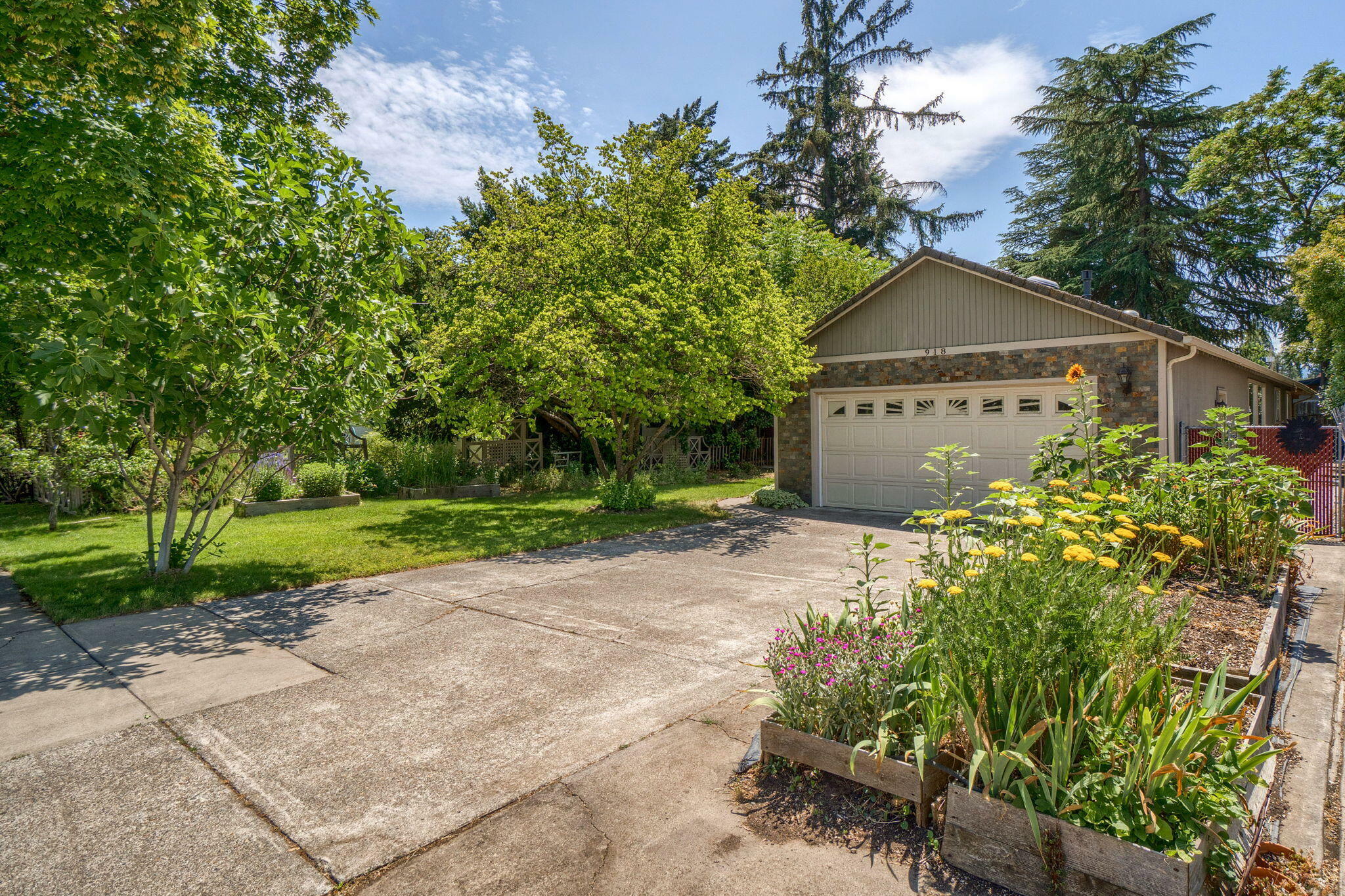 Property Photo: 918 Reddy Avenue OR 97504