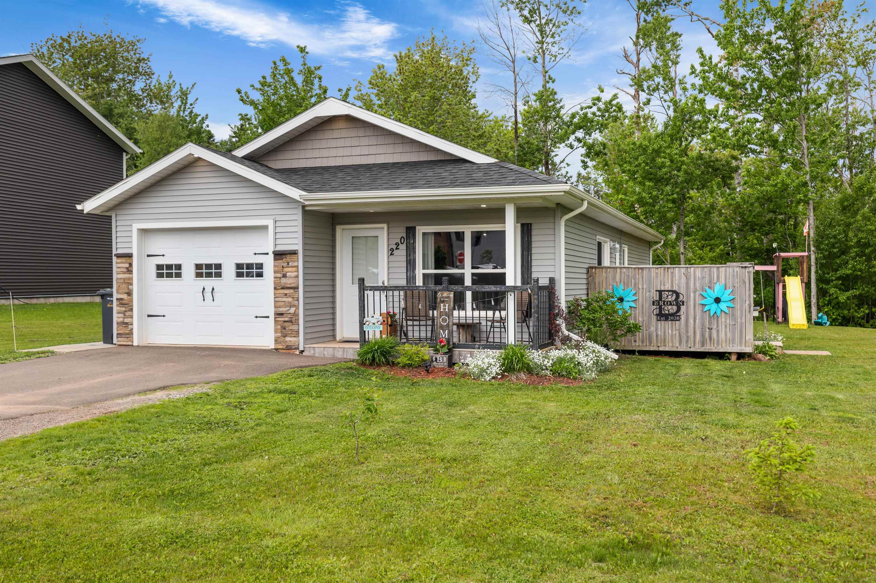 Property Photo: 220 Hollis Avenue PE C1B 1P3