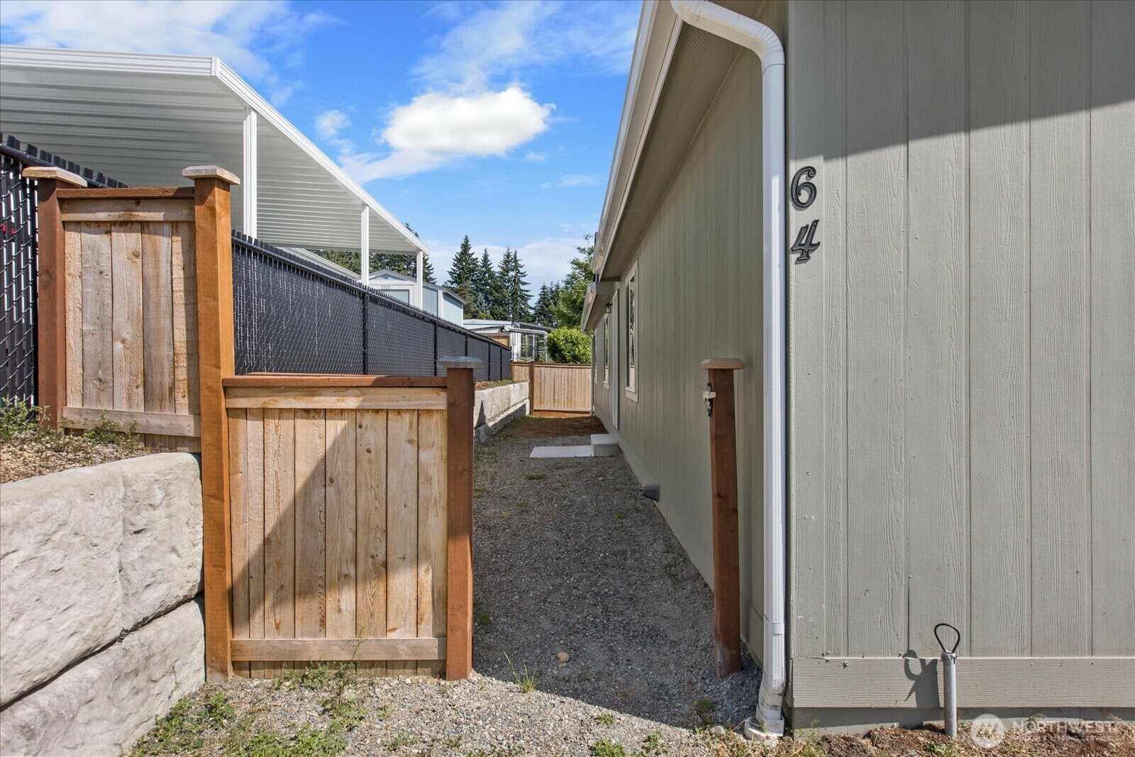 Property Photo: 23708 Locust Way 64 WA 98021