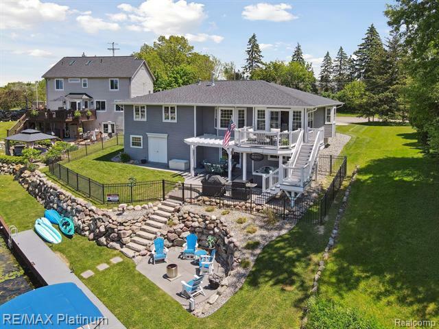 Property Photo:  13368 N Fenton Road  MI 48430 