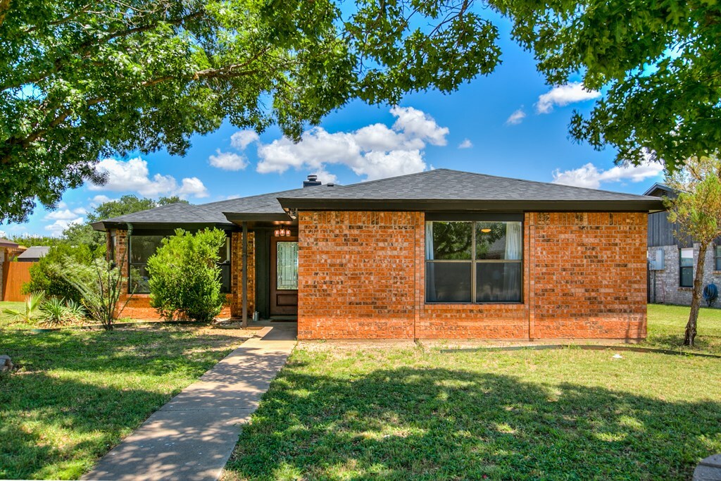 Property Photo: 1106 Gregory Dr TX 76905