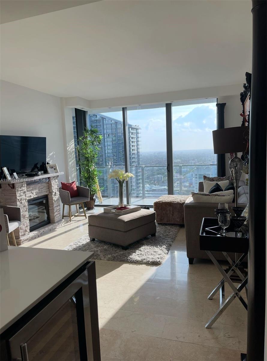 Property Photo: 68 SE 6th St 3606 FL 33131