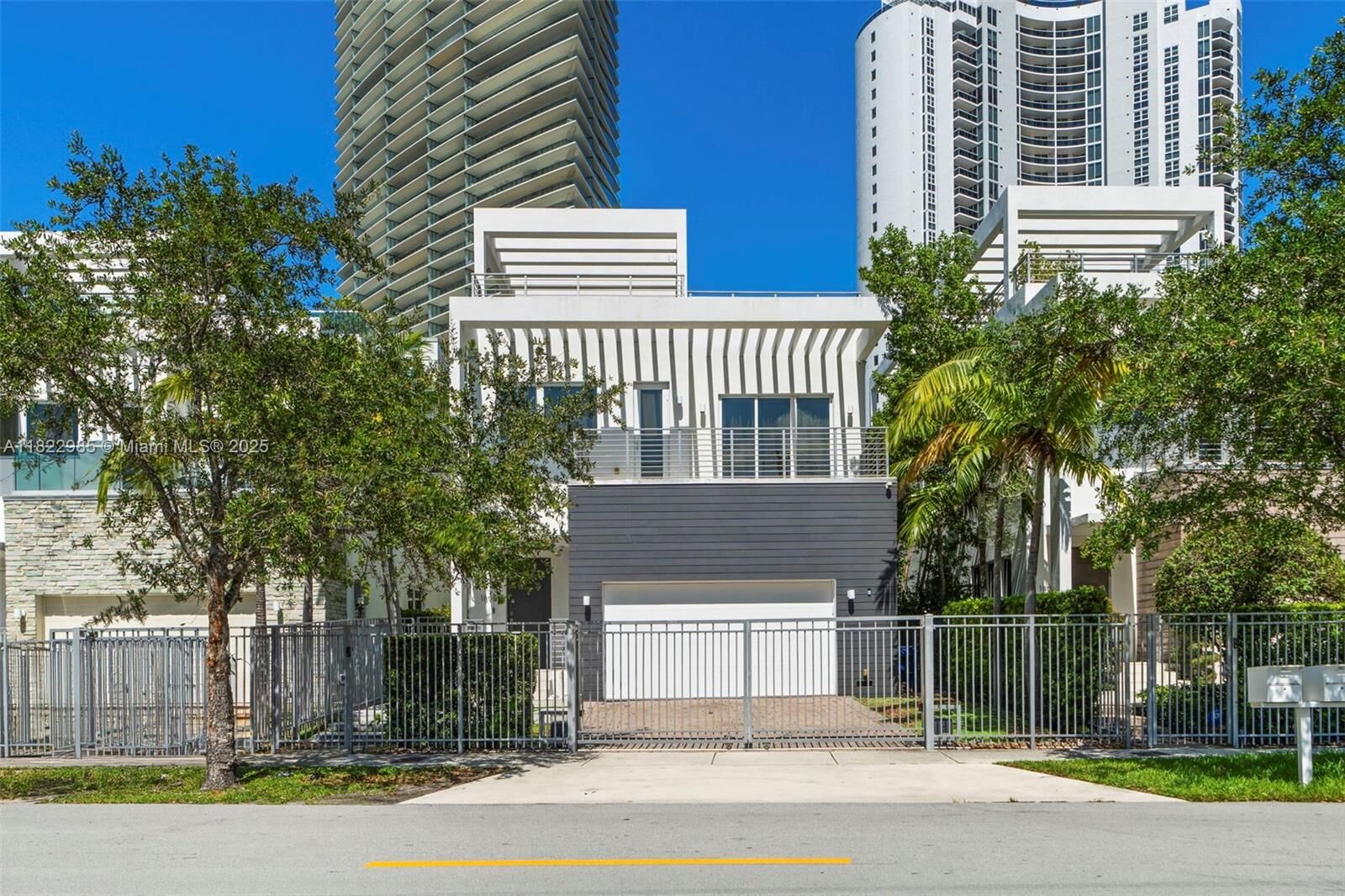 Property Photo: 18955 Atlantic Blvd FL 33160