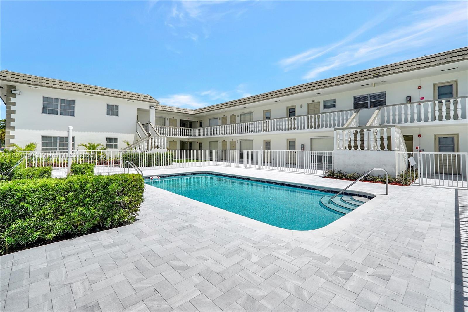 Property Photo: 5450 Hollywood Blvd 103 FL 33021