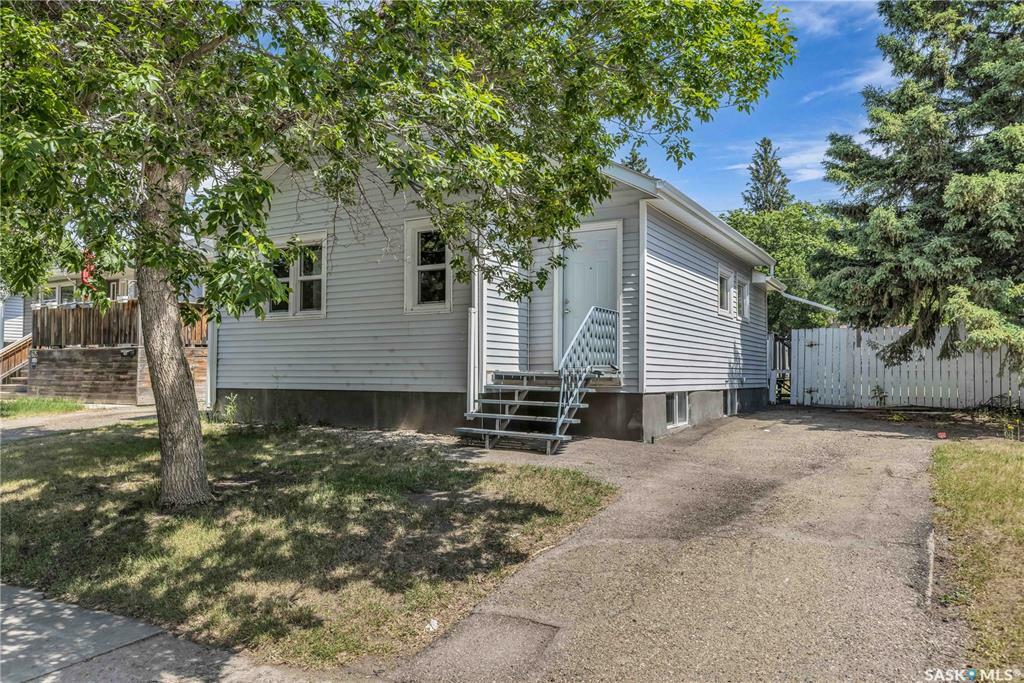 Property Photo: 424 M Avenue N SK S7L 2S6