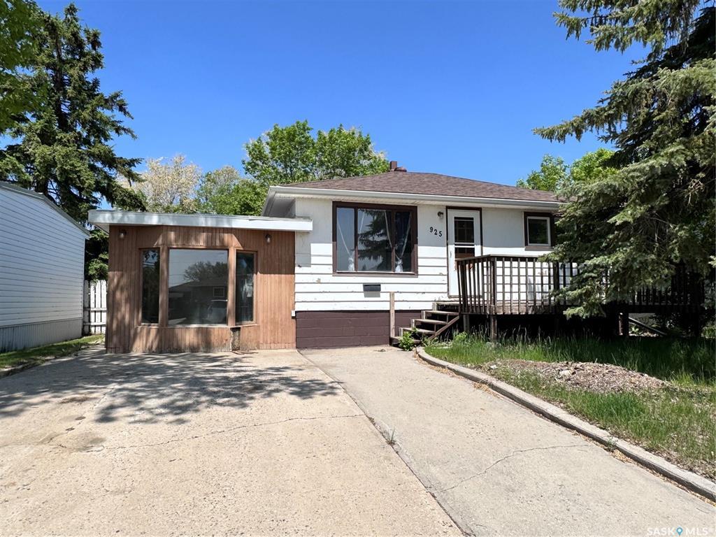 Property Photo: 925 Isabelle Street SK S4A 1R4
