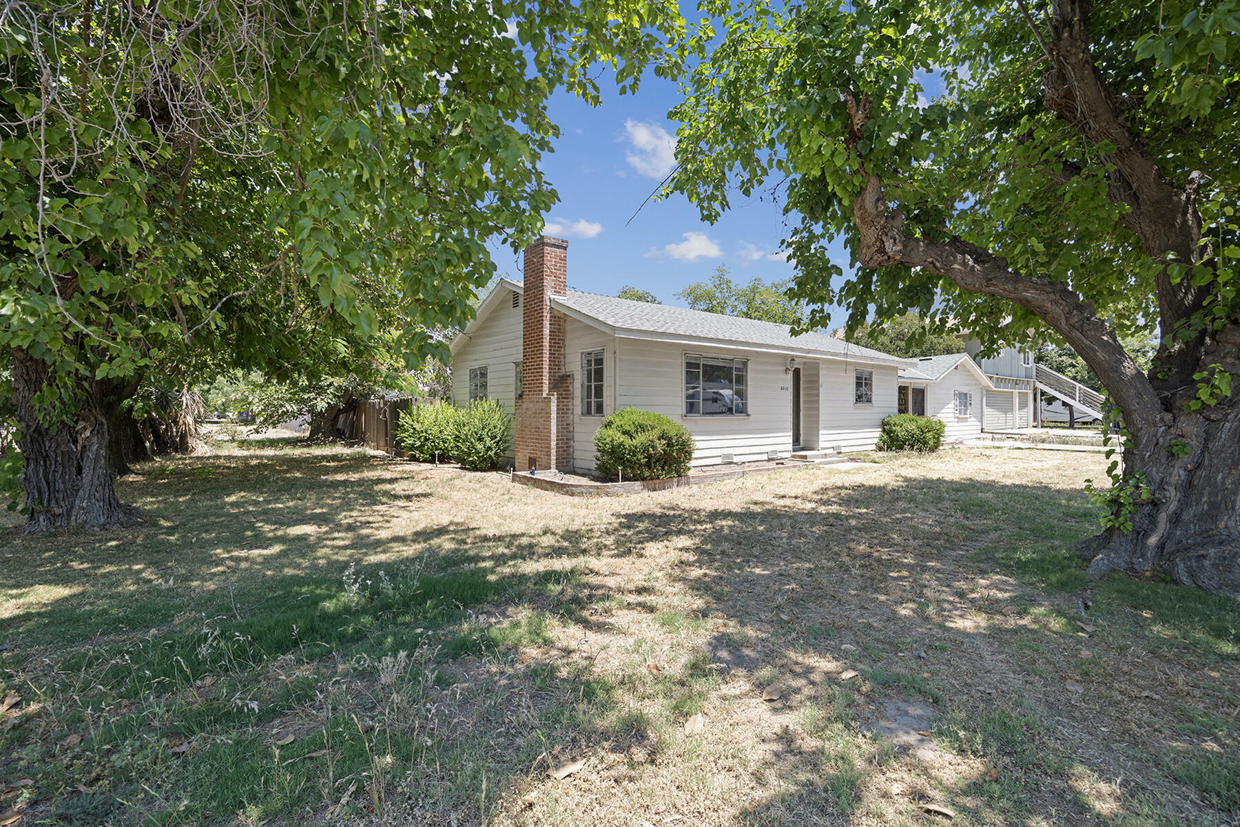 Property Photo:  5010 W Oak Avenue  CA 93291 
