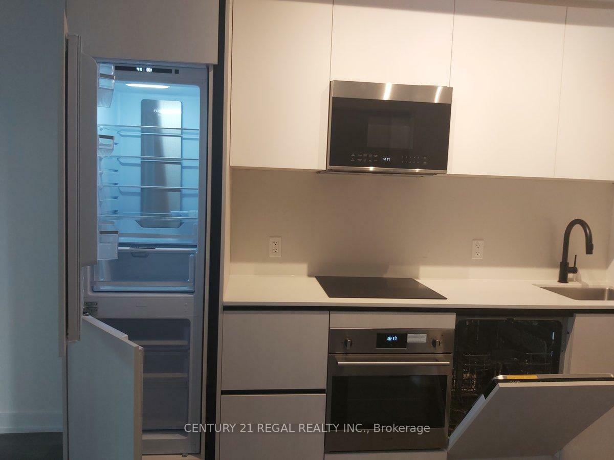 Property Photo: 108 Peter Street 713 ON M5V 0W2