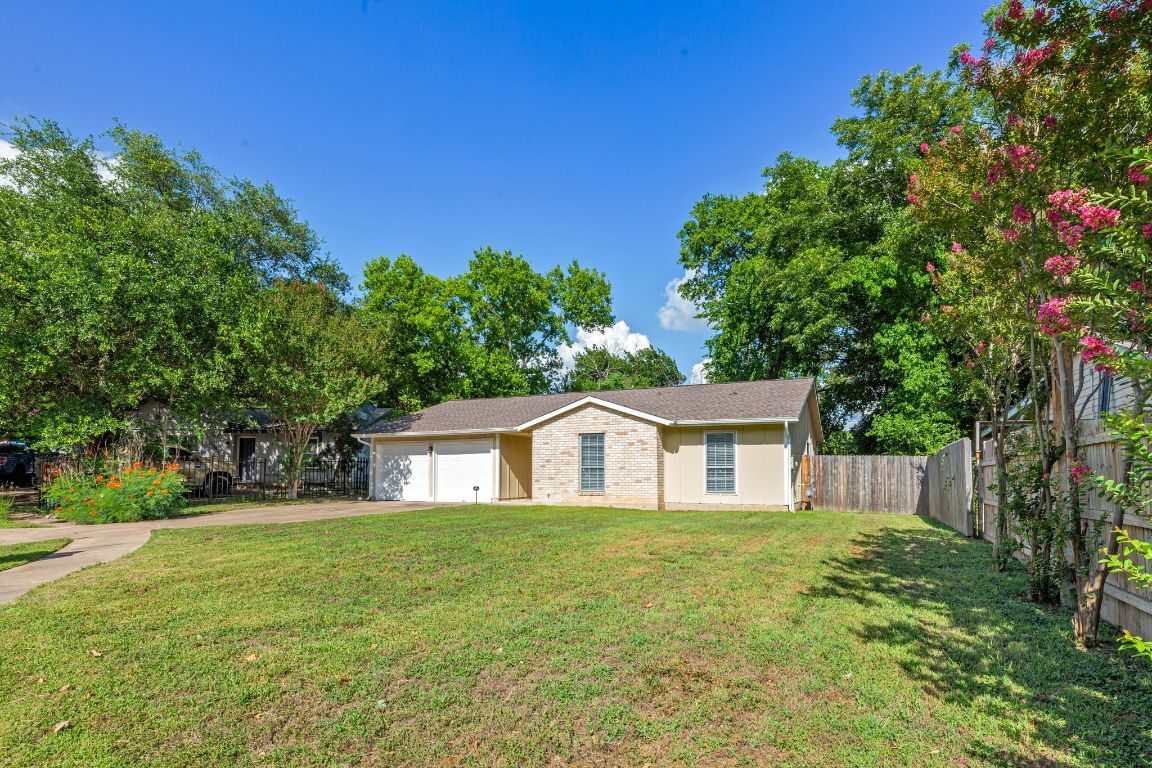 Property Photo: 2106 Ponciana Loop TX 78744
