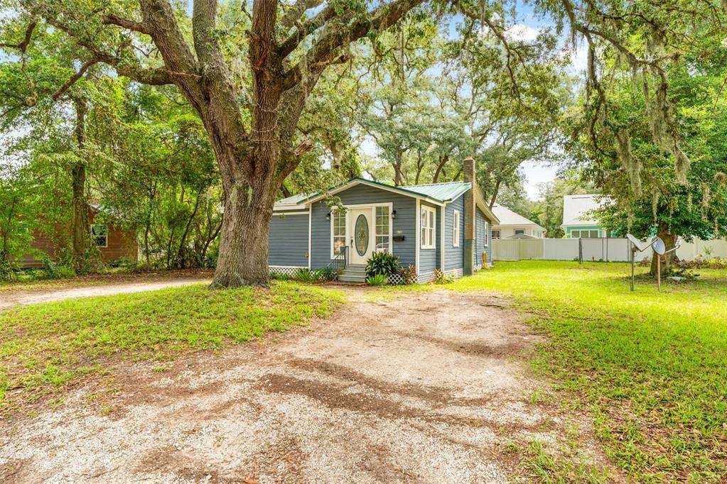 Property Photo: 610 Division St FL 32034