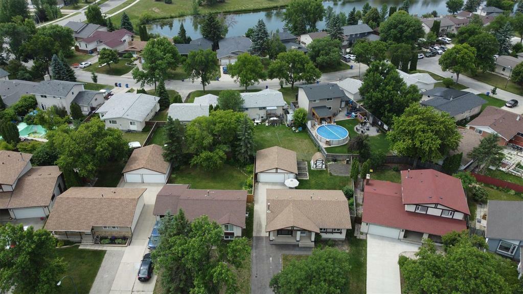 Property Photo: 231 Augusta Drive MB R3T 4H3